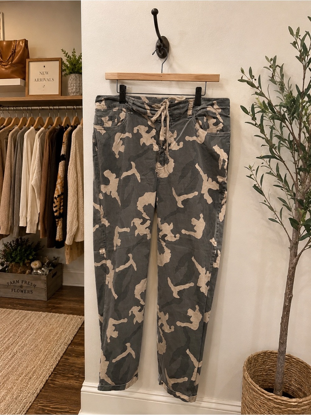 Wearables Size Large Camo Cropped Pants Drawstring Waist Stretch Preloved